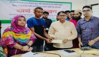 নওগাঁর মান্দায় ঈদ উপলক্ষে ৫০০ দুস্থের মা...